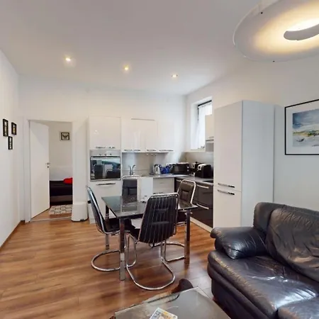 A Lovely 2 Bedroom In The Heart Of Apartman